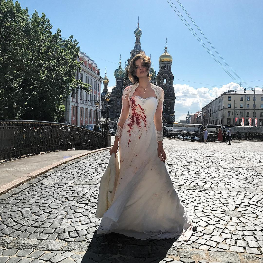 Украинка в окровавленном белом платье у Кремля