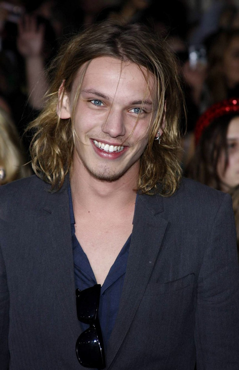 Jamie Campbell Bower Photo 18 Of 42 Pics Wallpaper Photo 331023 Theplace2