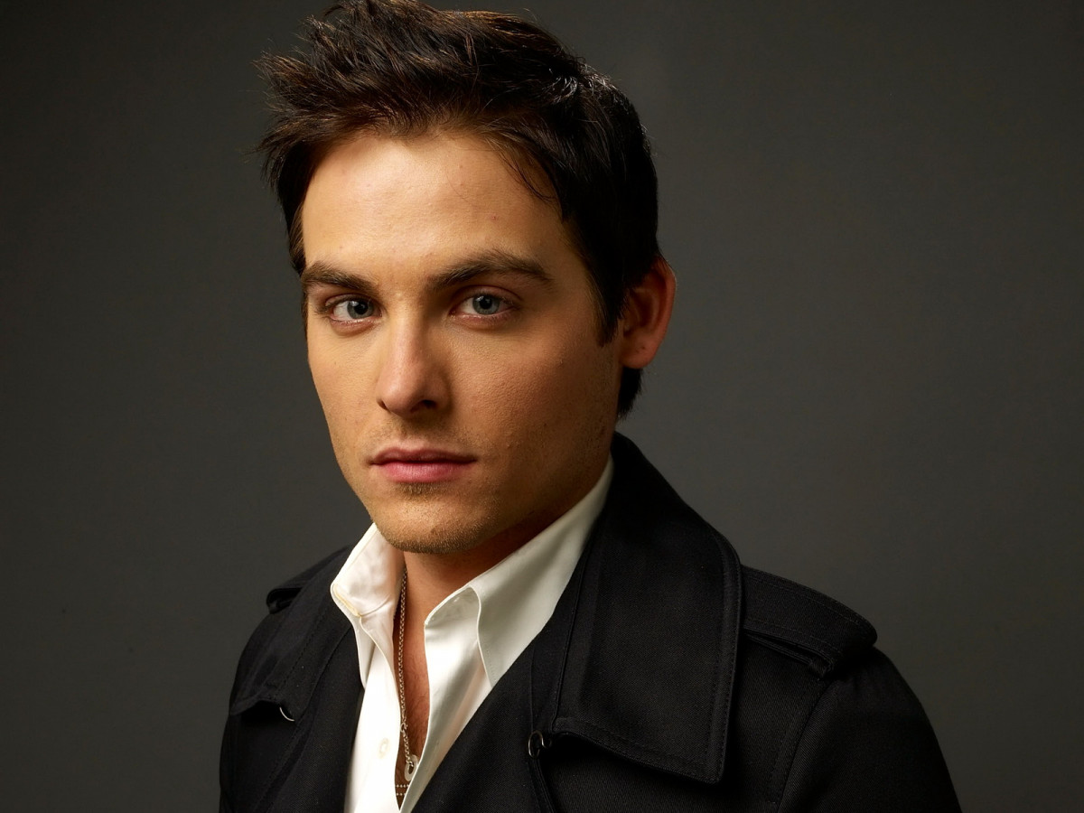 Kevin Zegers Photo 32 Of 60 Pics Wallpaper Photo 399992 Theplace2