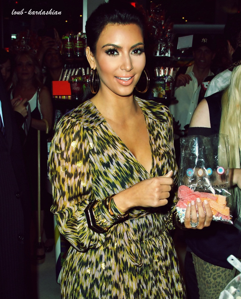 Kim Kardashian photo 2034 of 4704 pics, wallpaper - photo #556083 ...