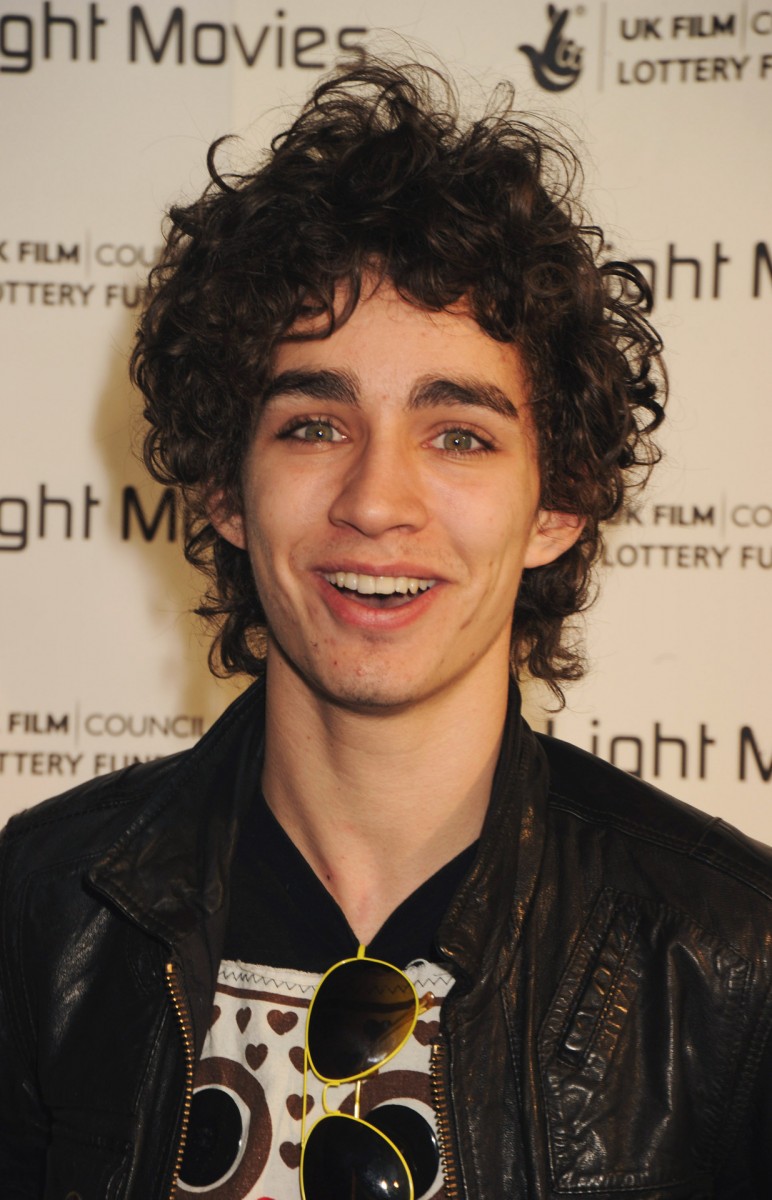 Robert Sheehan Photo 38 Of 176 Pics Wallpaper Photo 458976 Theplace2