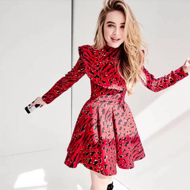 Sabrina carpenter feather. Сабрина Карпентер 2014. Сабрина Карпентер в Красном. Сабрина Карпентер в бордовом. Sabrina Carpenter в Красном костюме.