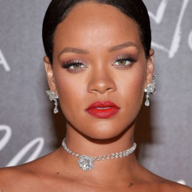 Rihanna Advises Her Fan How To Overcome a Heartbreak