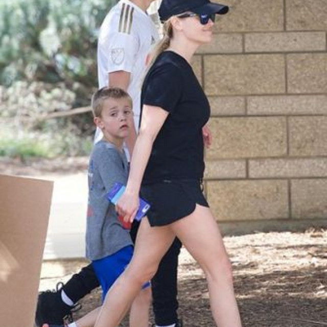 Reese Witherspoon with three children supported her husband at the marathon