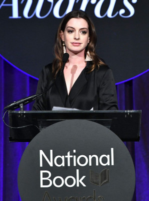 Anne Hathaway pic #980596