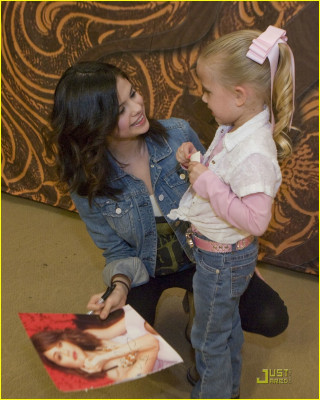 Selena Gomez pic #253921