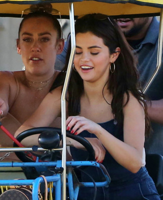 Selena Gomez pic #1011036